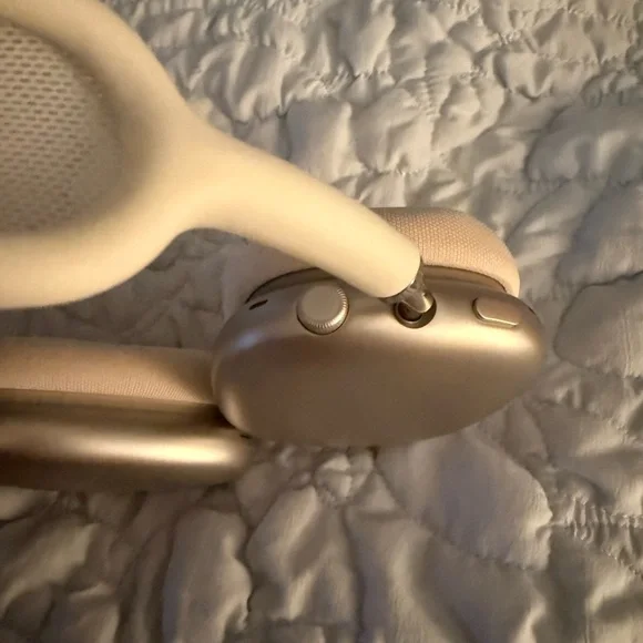 Air Pod Max Headphones - Picture 3 of 8